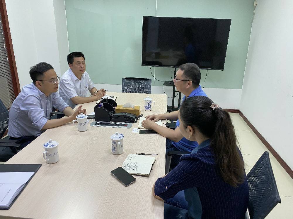 无锡市工信局领导来呼和浩特代丰家庭装饰设计有限公司科技开展“三联三解”活动